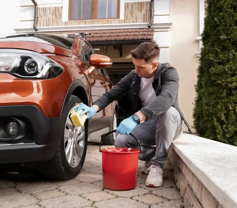 Lavage auto à domicile Hélette : professionnel intervenant sur un véhicule